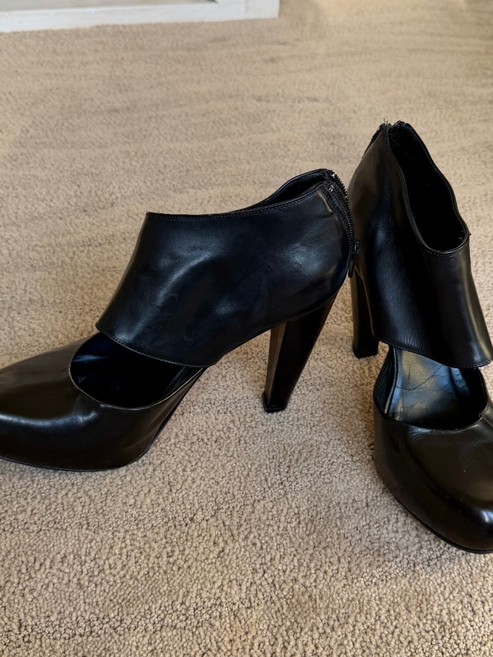 🎱 Loeffler Randall Black Booties With Cut Out - Size 9 🎱